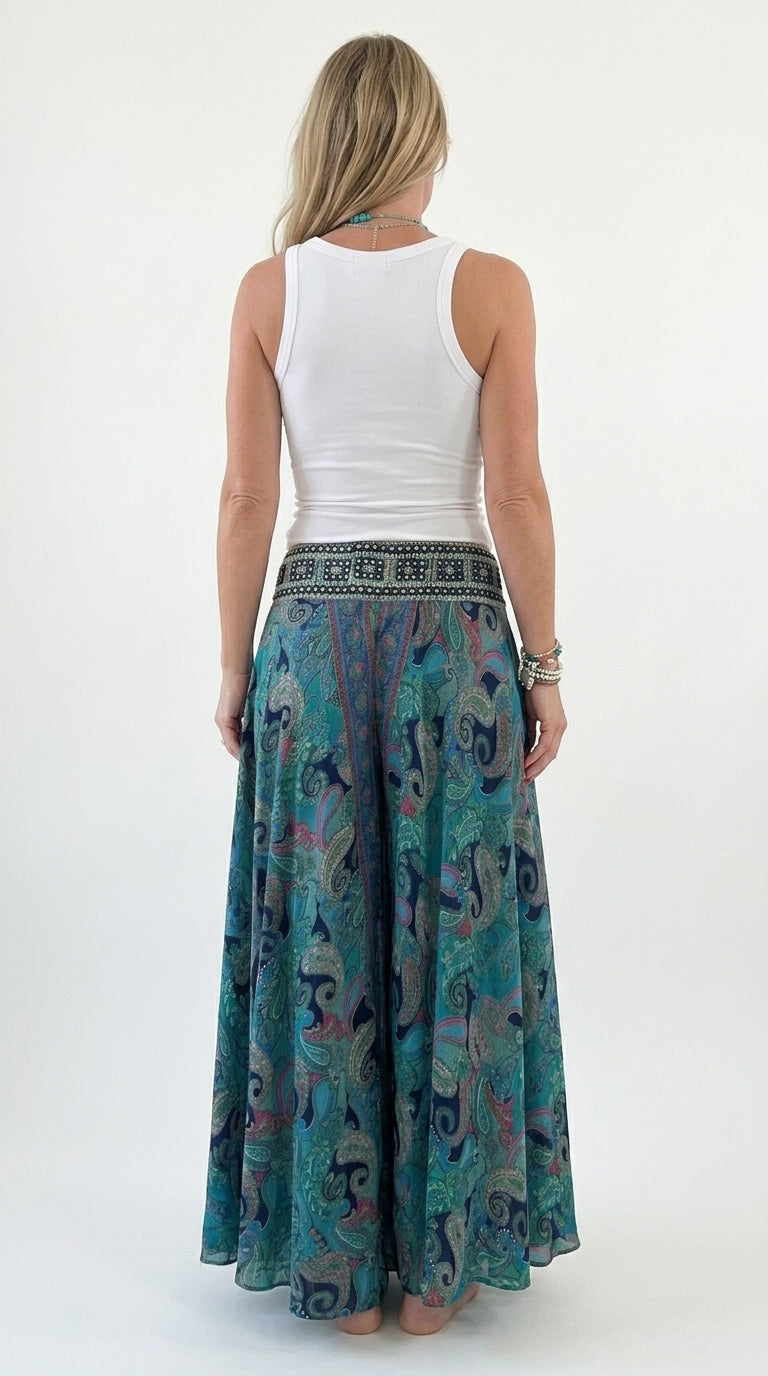Widok z tyłu na eleganckie spodnie damskie w stylu boho