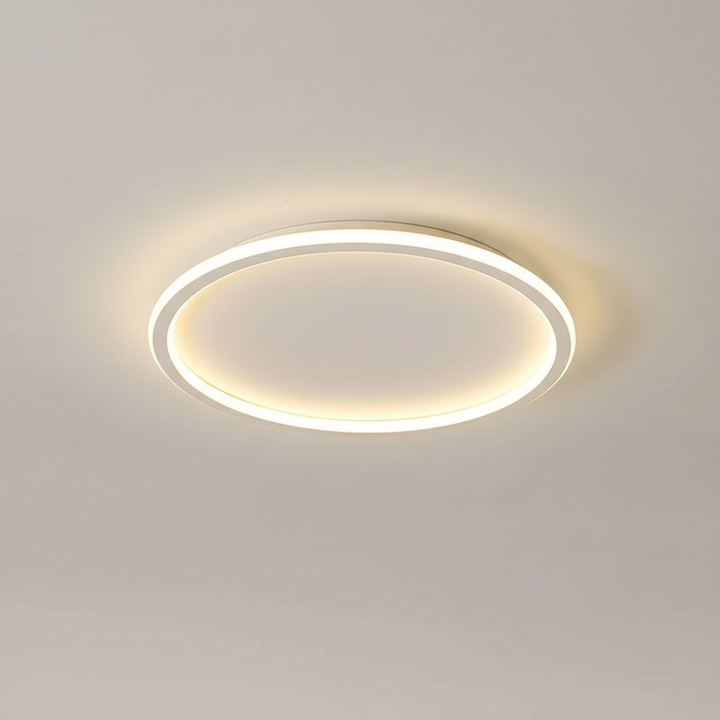 Efektowna poświata nowoczesnej lampy sufitowej w ciemności