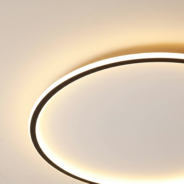 Zbliżenie na elegancką oprawę i światło lampy sufitowej LED