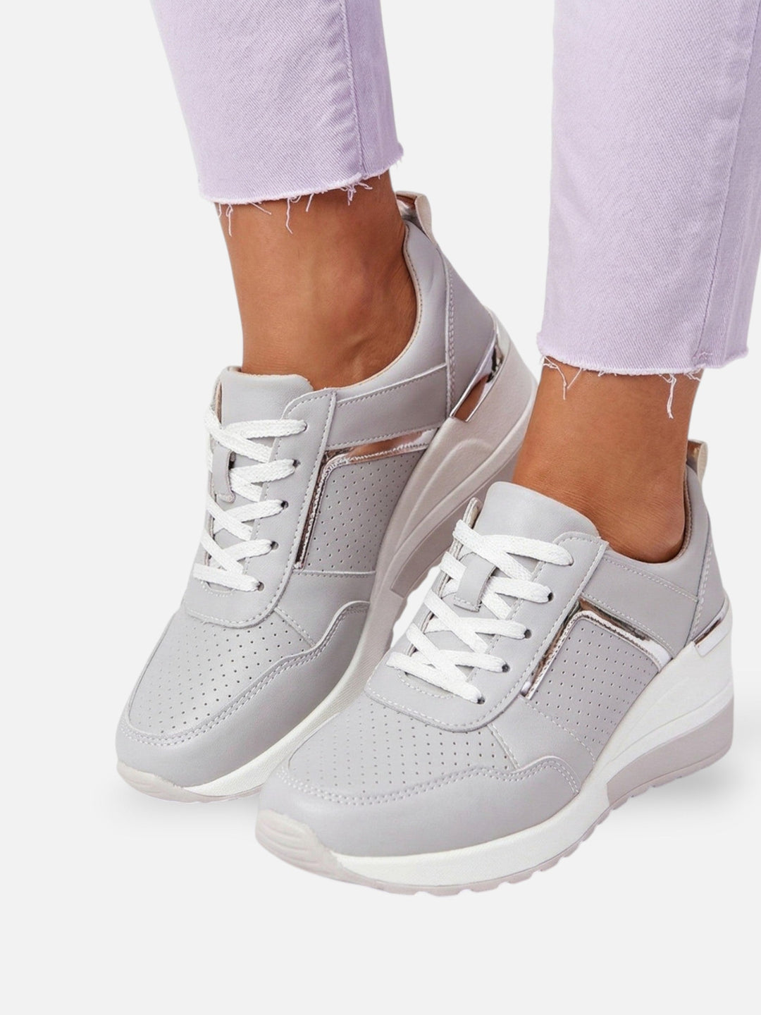 Modne buty damskie slip on w neutralnym kolorze na lato