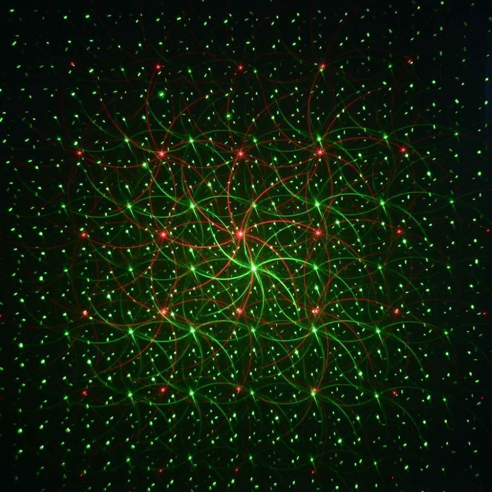 Efekt świetlny projektora laserowego na elewacji budynku nocą