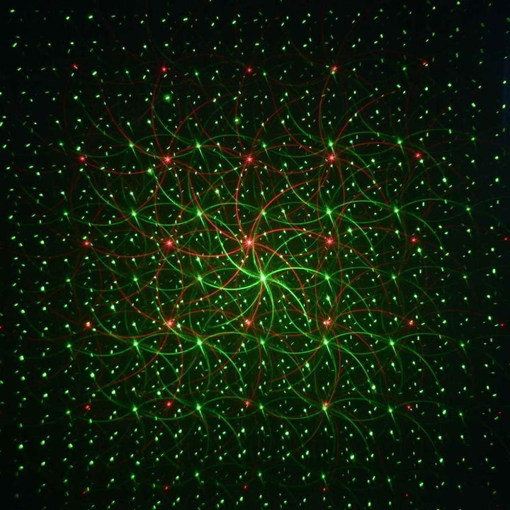 Efekt świetlny projektora laserowego na elewacji budynku nocą