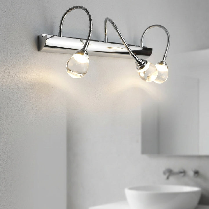Nowoczesna wielopunktowa lampa ścienna LED zamontowana nad umywalką w łazience