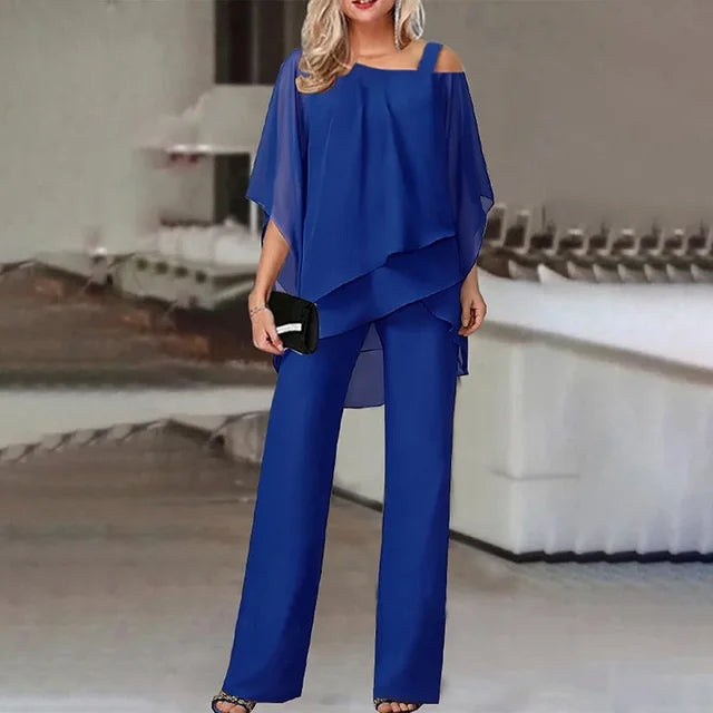 Kobieta w niebieskim eleganckim zestawie dwuczęściowym
