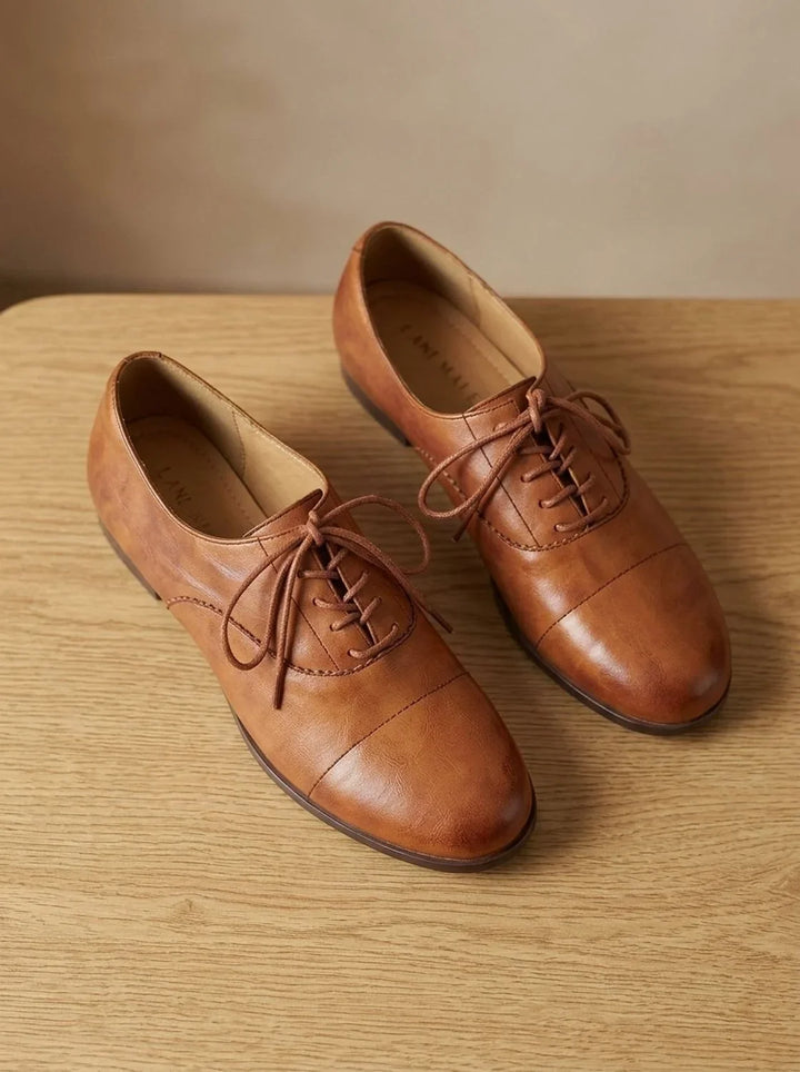 Karmelowe buty oxford damskie z ozdobnym noskiem cap-toe na płaskiej podeszwie