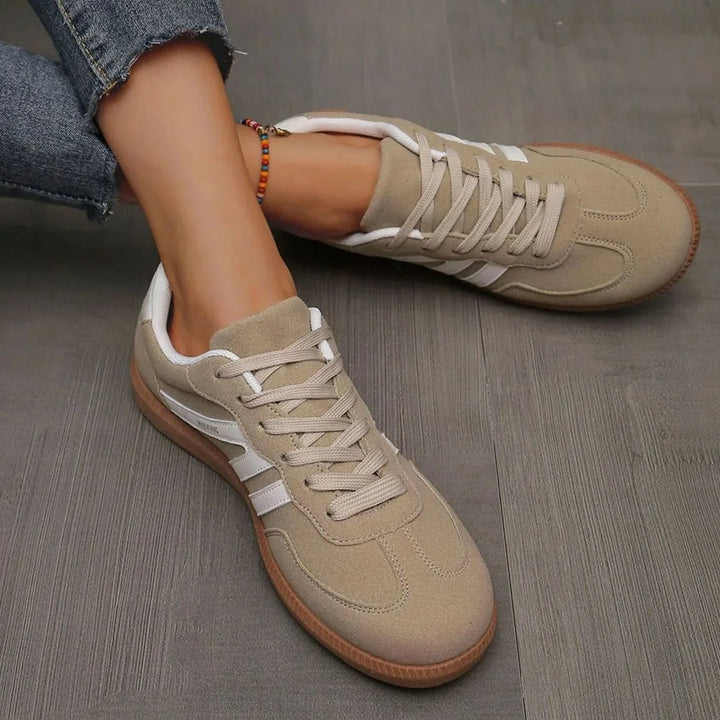 Wygodne buty ortopedyczne ze sznurowaniem prezentowane od góry