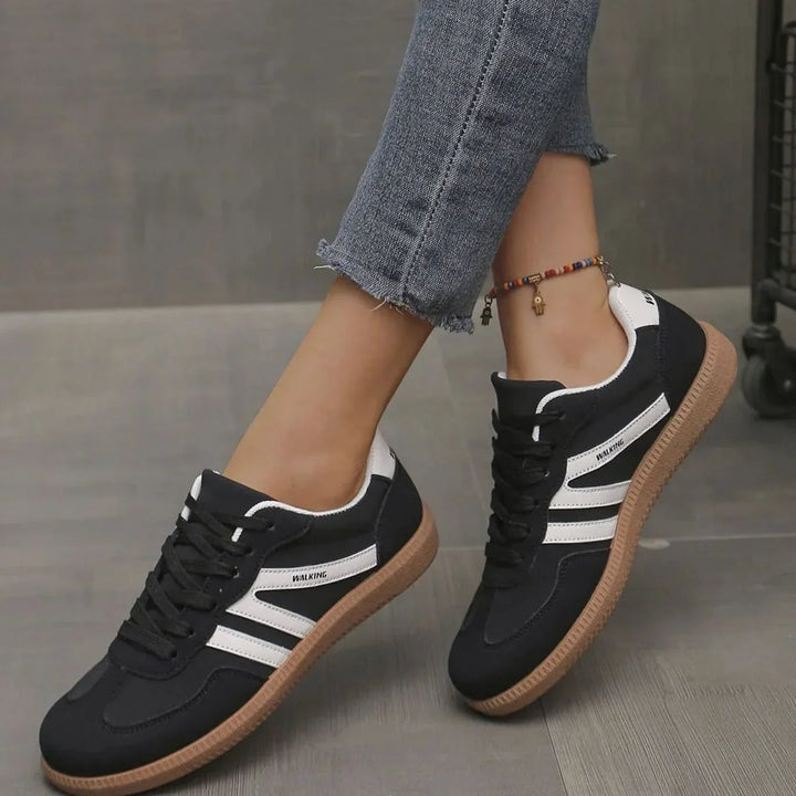 Sznurowane sneakersy ortopedyczne dla kobiet, tył buta i wyściełany zapiętek