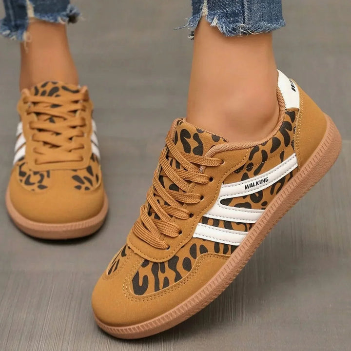 Stylowe ortopedyczne sneakersy damskie prezentowane na modelu w plenerze