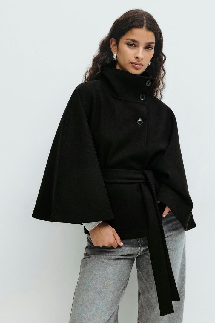 Elegancka damska peleryna z paskiem i stójką, styl oversize