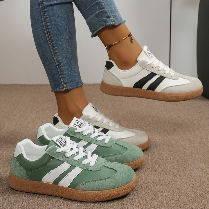Zielone i biało-czarne damskie sneakersy ustawione obok siebie
