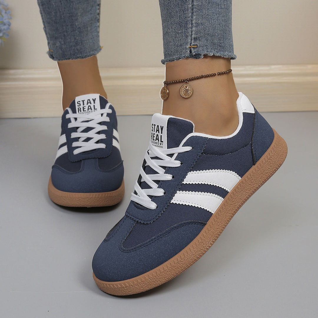Modne sneakersy damskie, ujęcie od tyłu prezentujące zapiętek