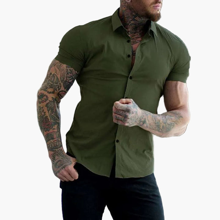 Modna męska odzież: koszula z krótkim rękawem w kroju dopasowanym slim fit