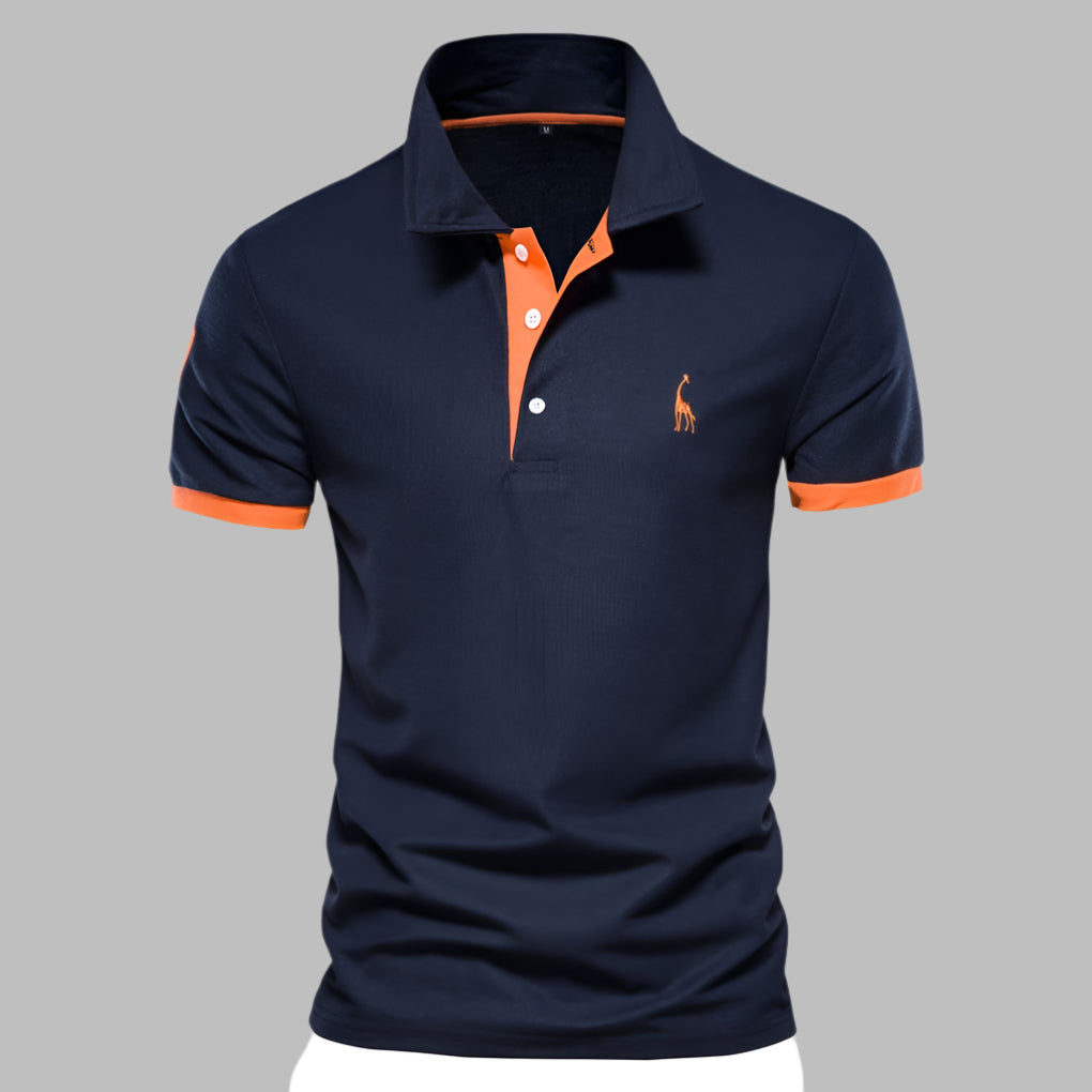 Detale usztywnianego kołnierzyka w męskiej eleganckiej koszulce polo