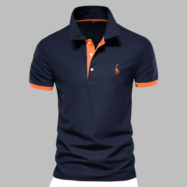 Detale usztywnianego kołnierzyka w męskiej eleganckiej koszulce polo