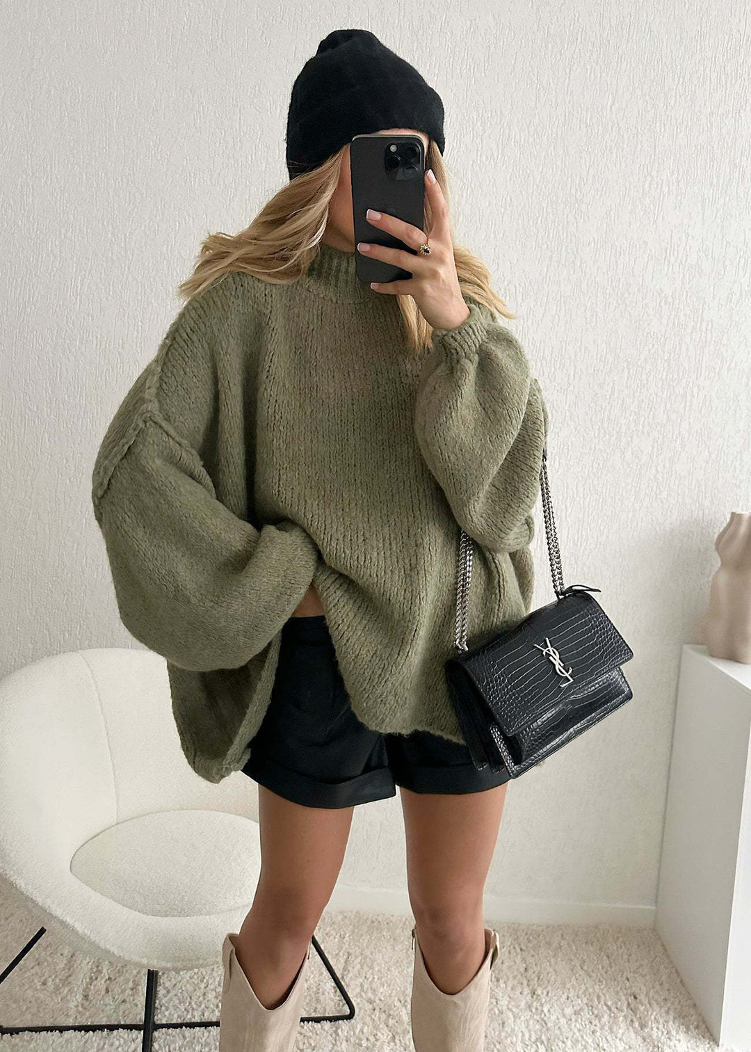 Stylowy sweter z golfem i bufkami, idealny do casualowych stylizacji