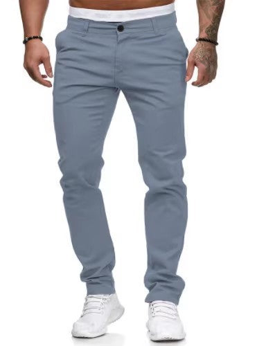 Zbliżenie na elastyczny pas i krój męskich chinosów slim fit