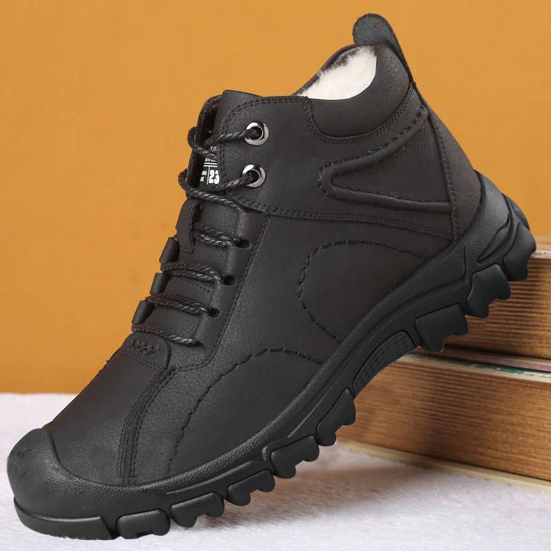 Męskie czarne buty trekkingowe na zimę pokazujące podeszwę