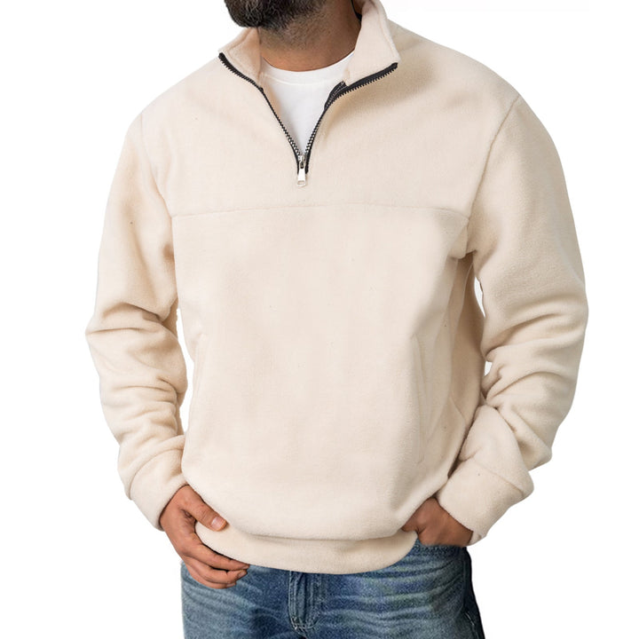 Męski polar sportowy half-zip zestawiony z casualowymi spodniami w plenerze