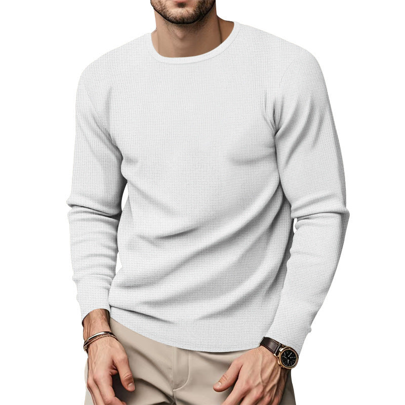 Zbliżenie na teksturowany materiał modnej męskiej koszulki z długim rękawem w stylu casual