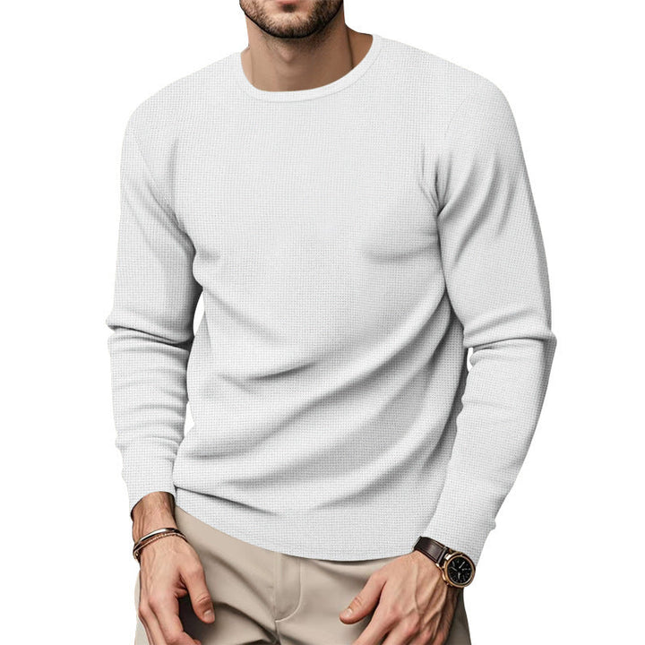 Zbliżenie na teksturowany materiał modnej męskiej koszulki z długim rękawem w stylu casual