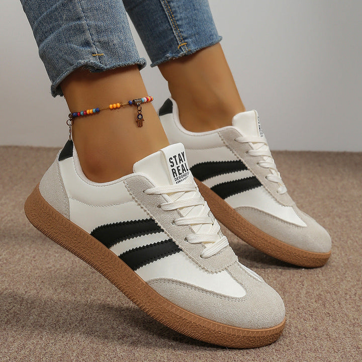 Biało-czarne damskie sneakersy z widocznym sznurowaniem