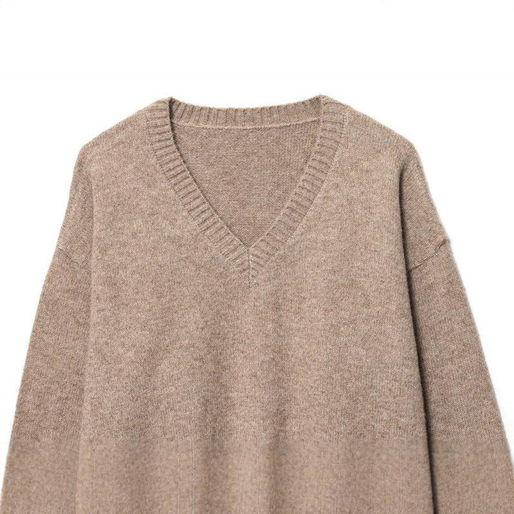 Beżowy sweter damski z dekoltem V, tył luźnego prążkowanego swetra