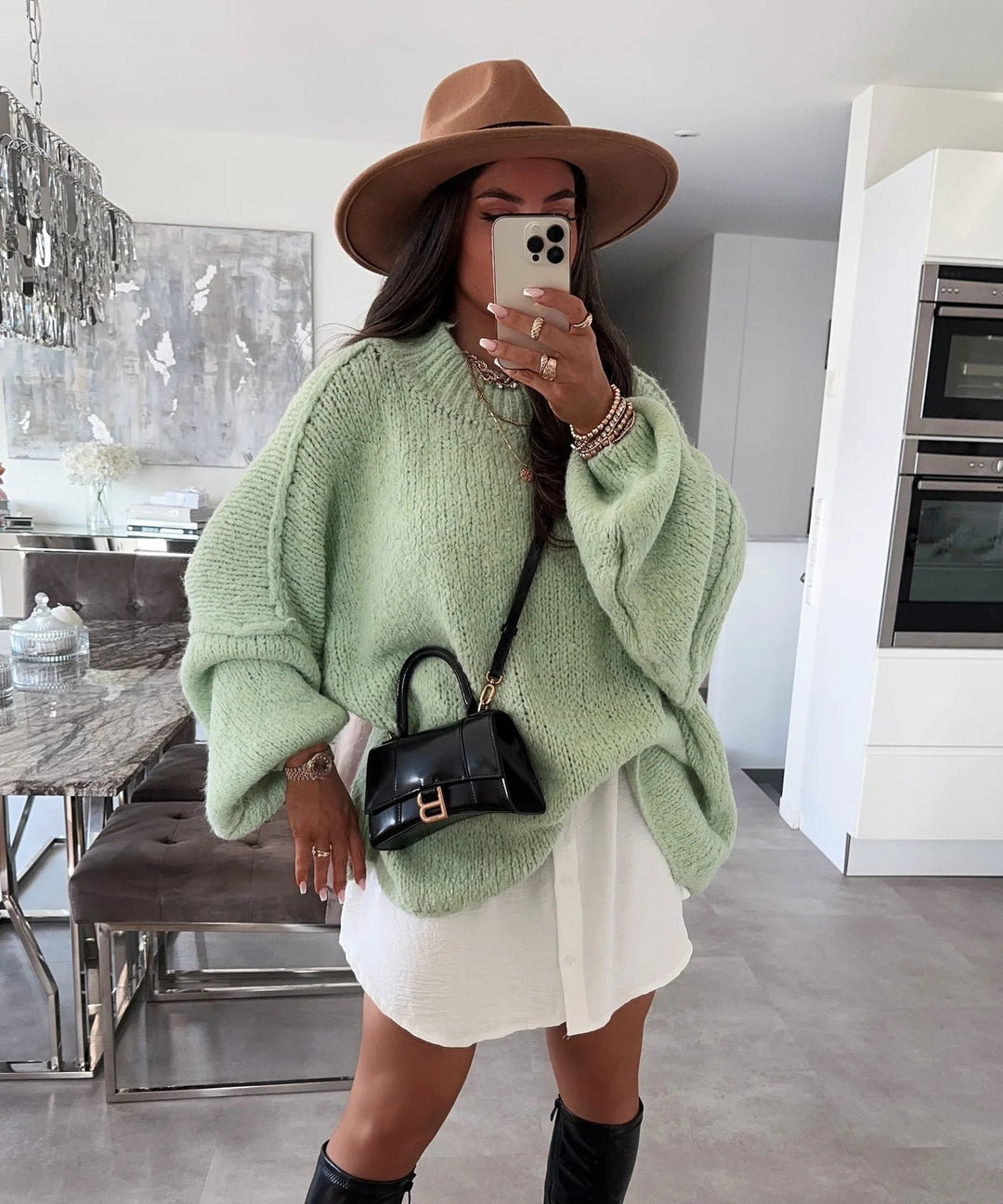 Damski sweter oversize z bufiastymi rękawami widziany z profilu