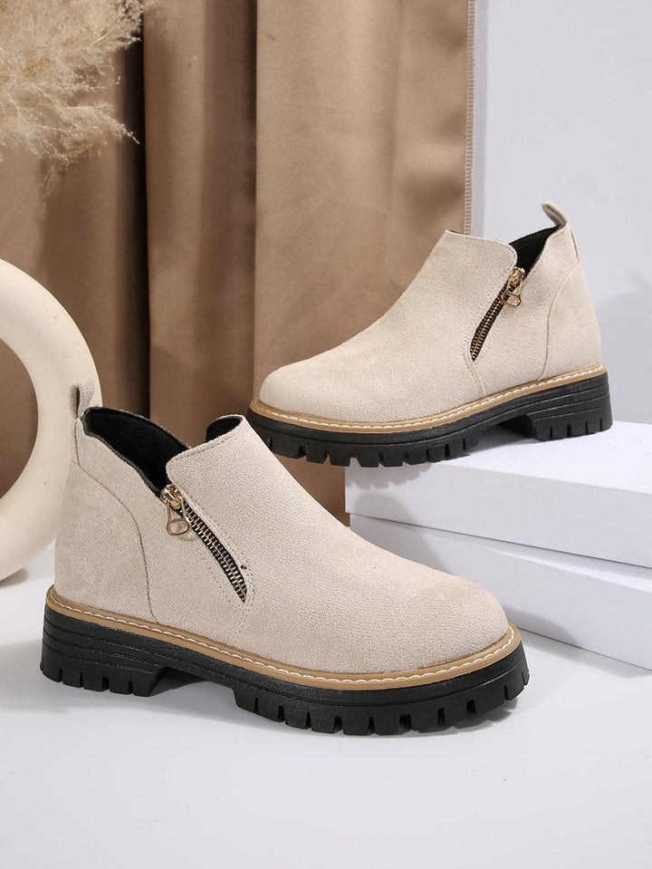 Stylowe botki damskie chelsea boots, zbliżenie na podeszwę