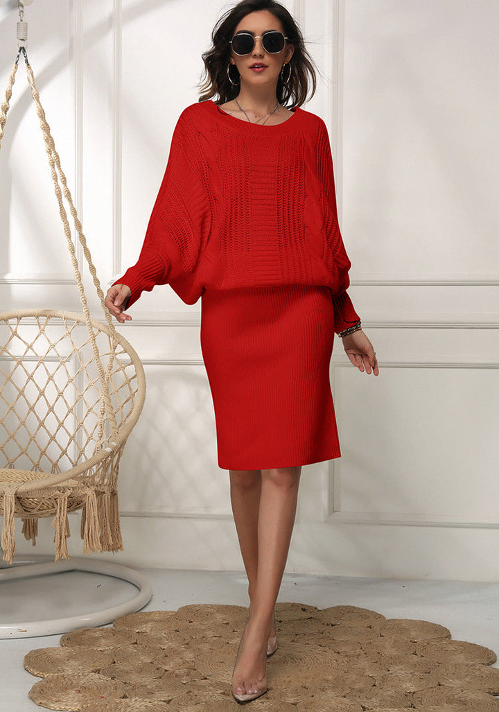 Elegancka czerwona sukienka dzianinowa z długimi rękawami na modelce