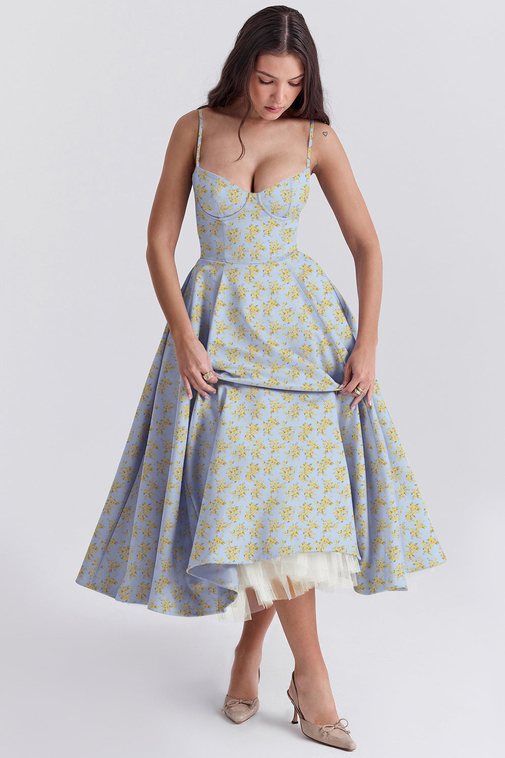 Elegancka sukienka damska maxi w stylizacji z dodatkami