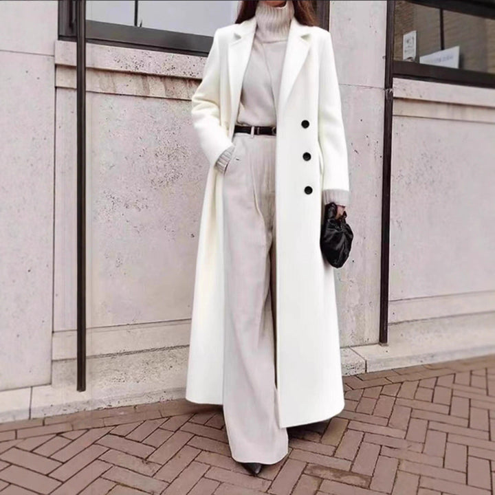 Elegancki płaszcz damski maxi, widok z boku, modna stylizacja
