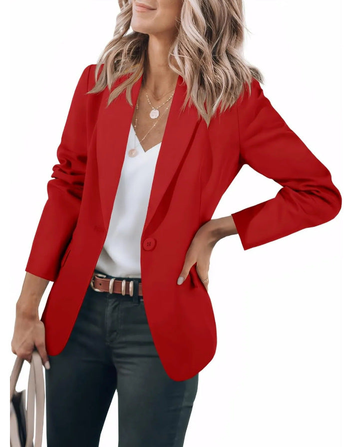 Kobieta w czerwonym eleganckim żaku z kieszeniami