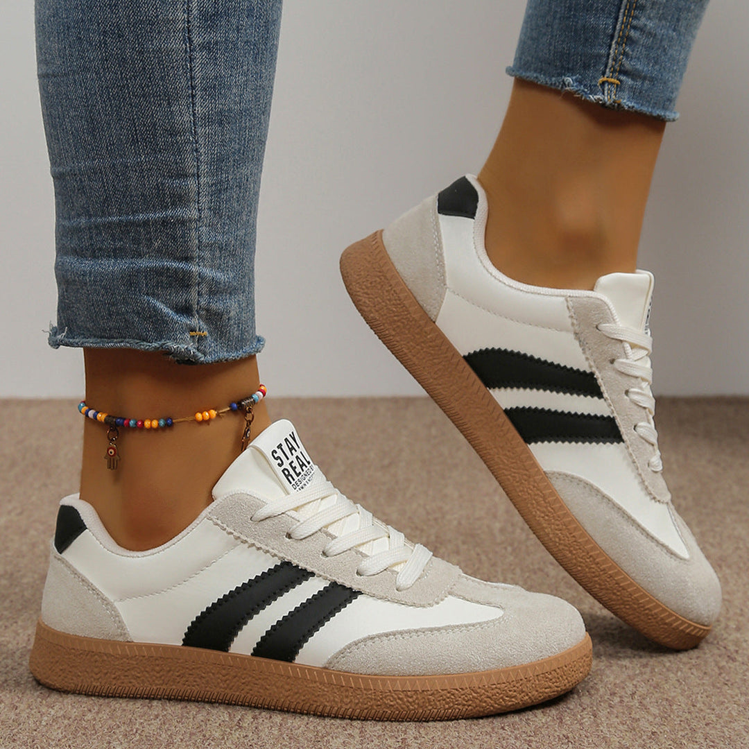 Stylowe sportowe buty damskie na stopie w miejskiej stylizacji