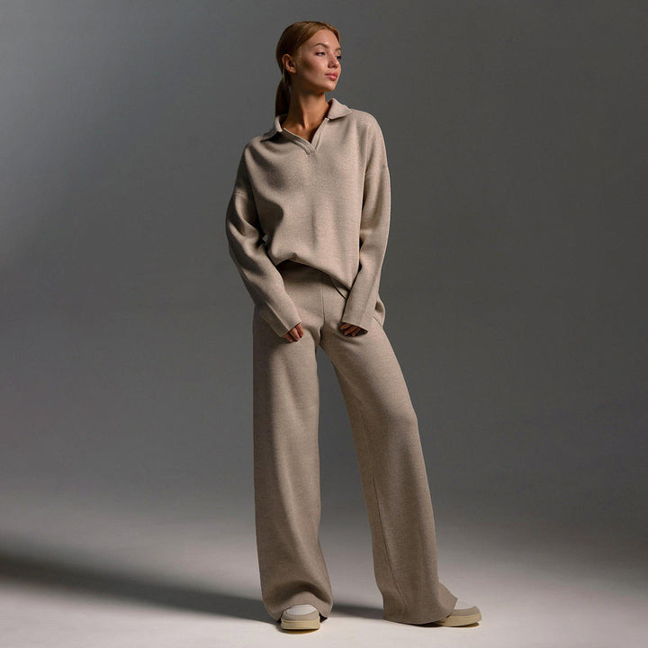 Modelka w kremowym komplecie loungewear z długim rękawem i szerokimi nogawkami