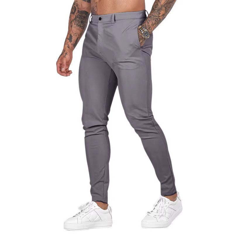 Męskie chinosy slim fit w kolorze ciemnoszarym prezentowane na sylwetce