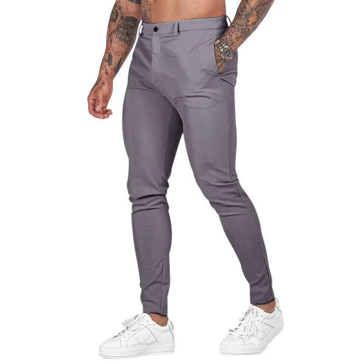 Męskie chinosy slim fit w kolorze ciemnoszarym prezentowane na sylwetce