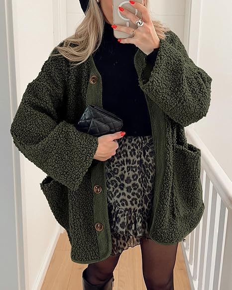 Oliwkowozielona kurtka teddy w stylizacji casualowej