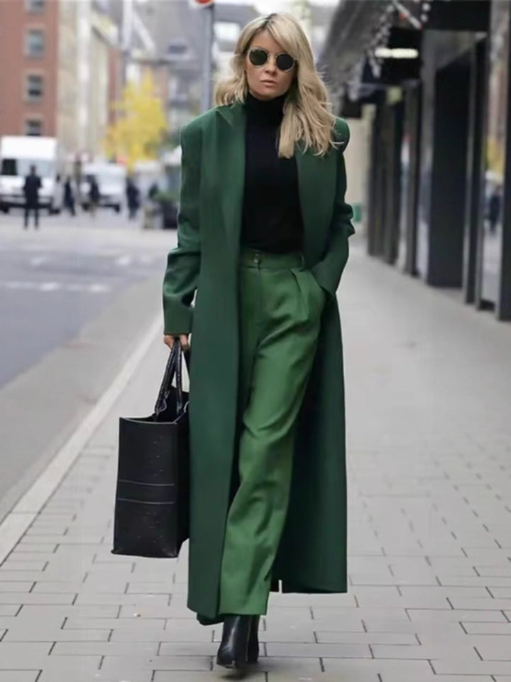 Damski elegancki płaszcz maxi w pełnej sylwetce, modna odzież zimowa