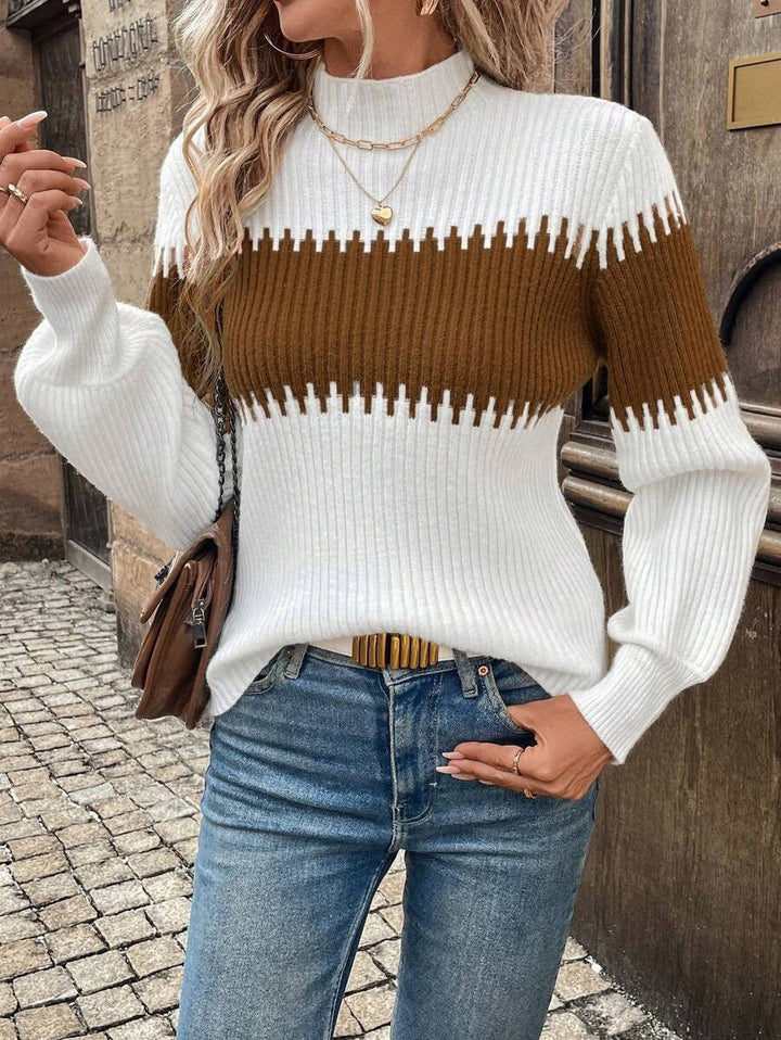 Kobieta w modnym damskim swetrze z golfem w odcieniach khaki i bieli