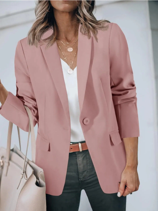 Kobieta w różowym eleganckim żaku z klapami
