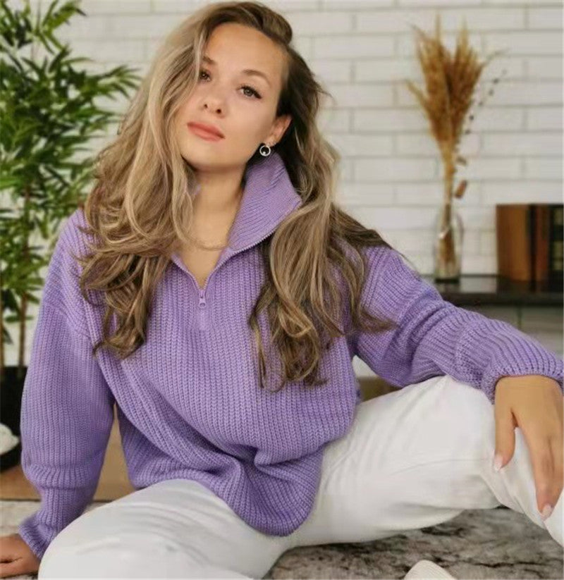 Kobieta w fioletowym swetrze oversize z golfem i zamkiem