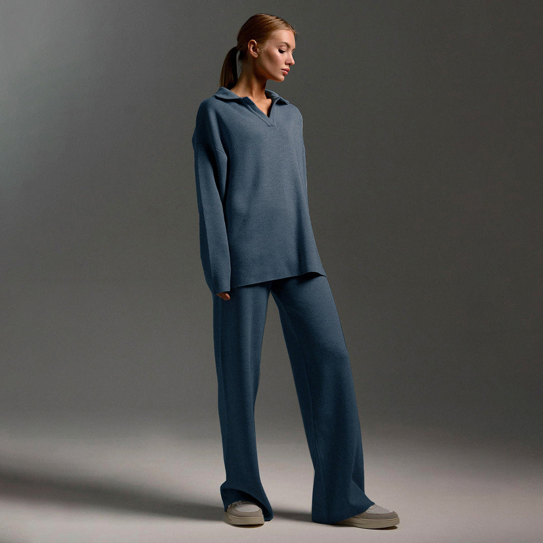 Kobieta prezentująca niebieski komplet loungewear ze swetrem polo i szerokimi spodniami