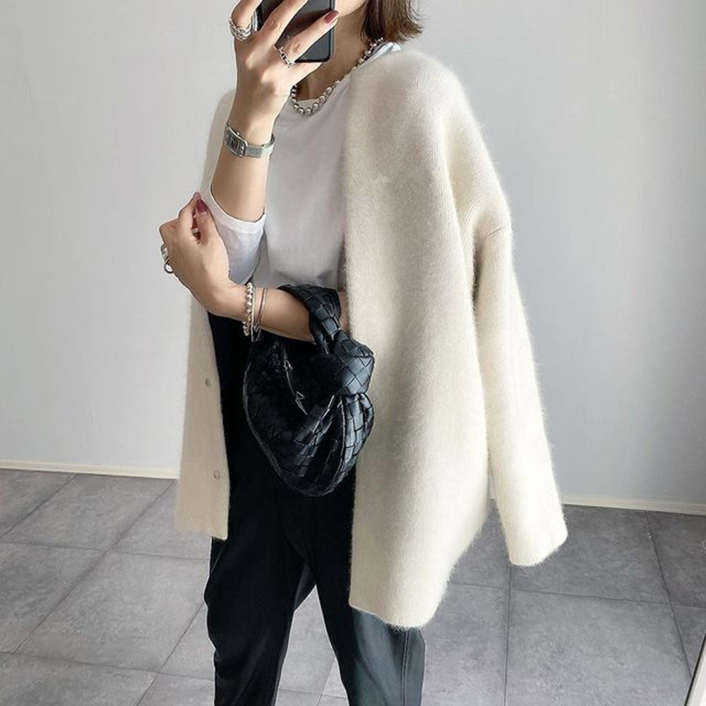 Elegancki sweter damski w zbliżeniu, pokazujący strukturę materiału kardiganu