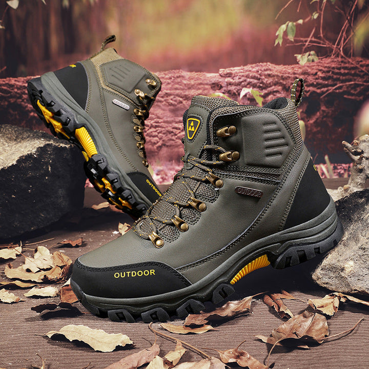 Zbliżenie na podeszwę męskich butów trekkingowych All-Terrain, wysoka przyczepność.