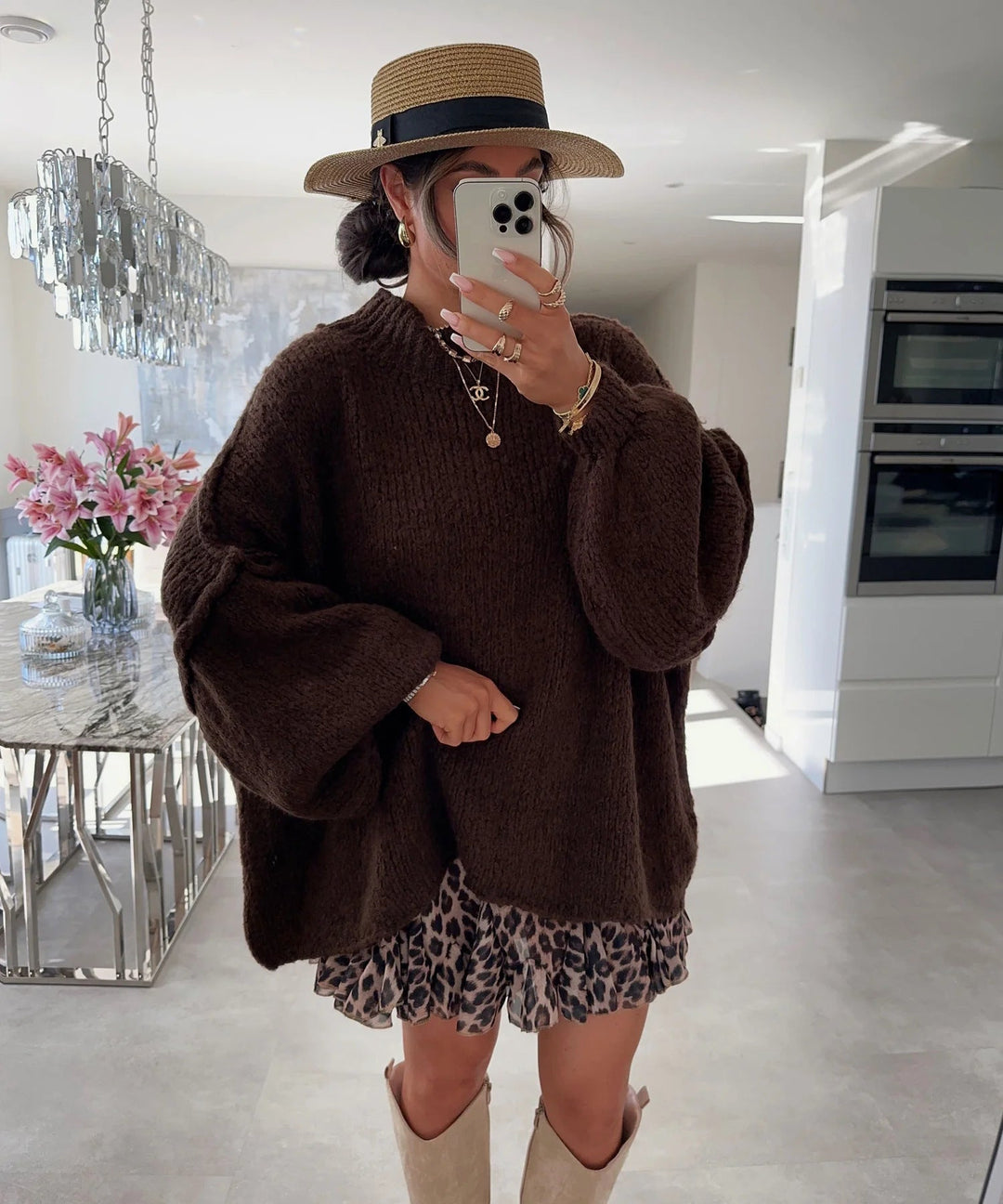 Stylowy sweter damski z bufiastymi rękawami prezentowany z bliska