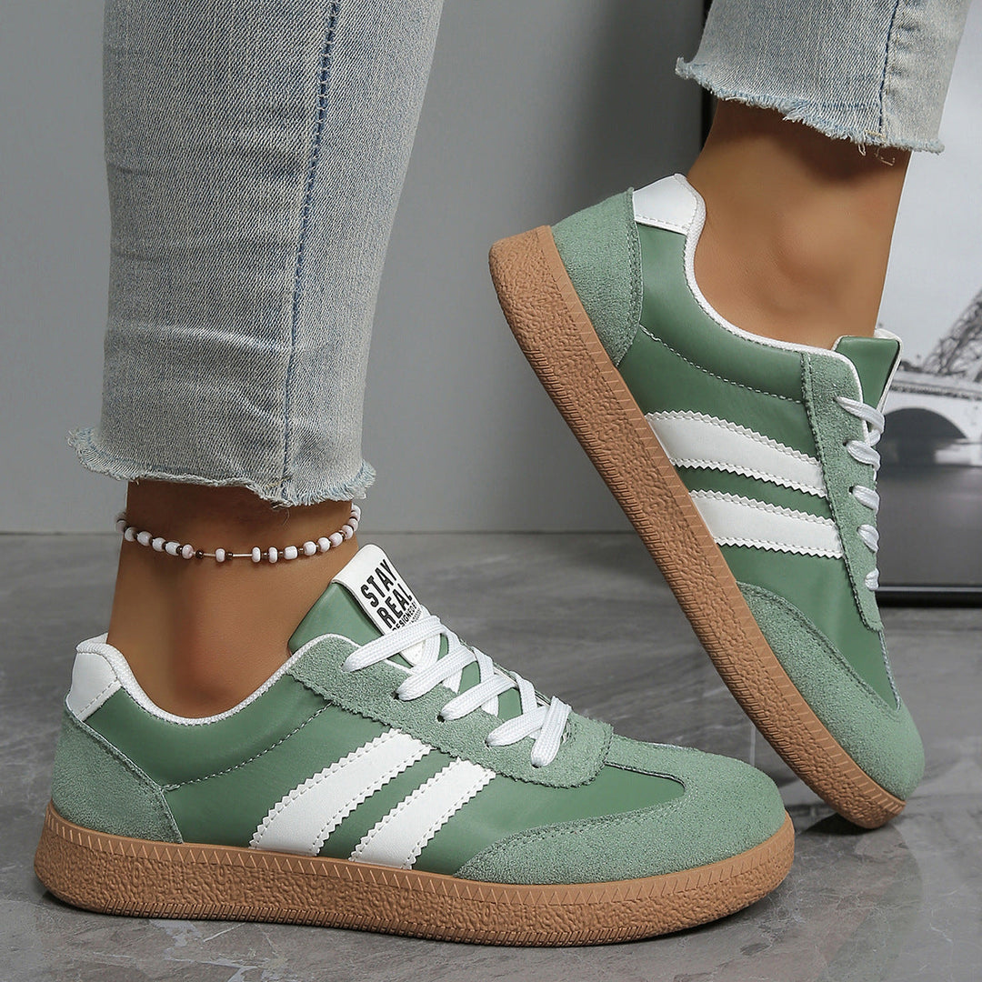 Damskie klasyczne sneakersy do codziennych stylizacji, widok z profilu