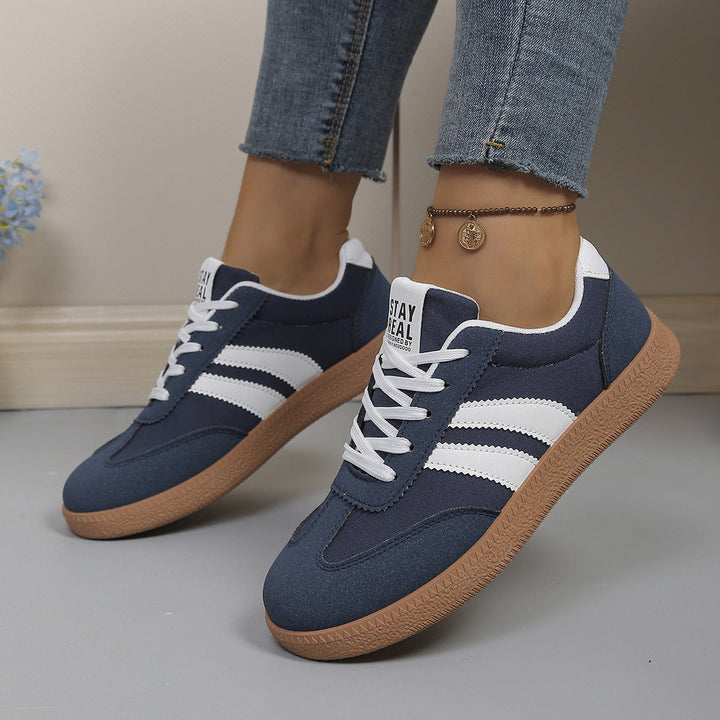 Niebieskie damskie sneakersy na co dzień zestawione z dżinsami