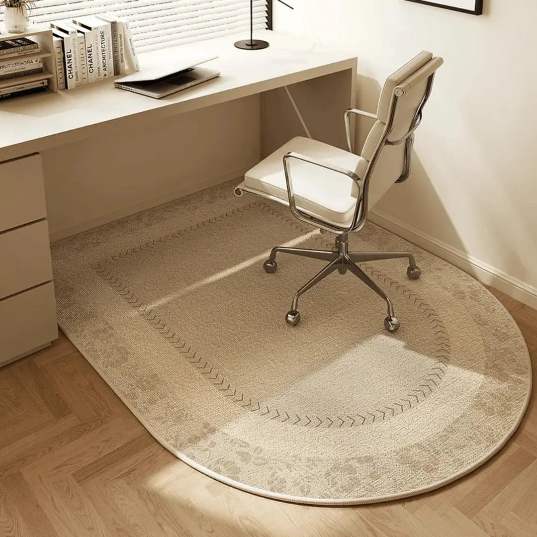 Beżowa mata pod krzesło biurowe w eleganckim gabinecie