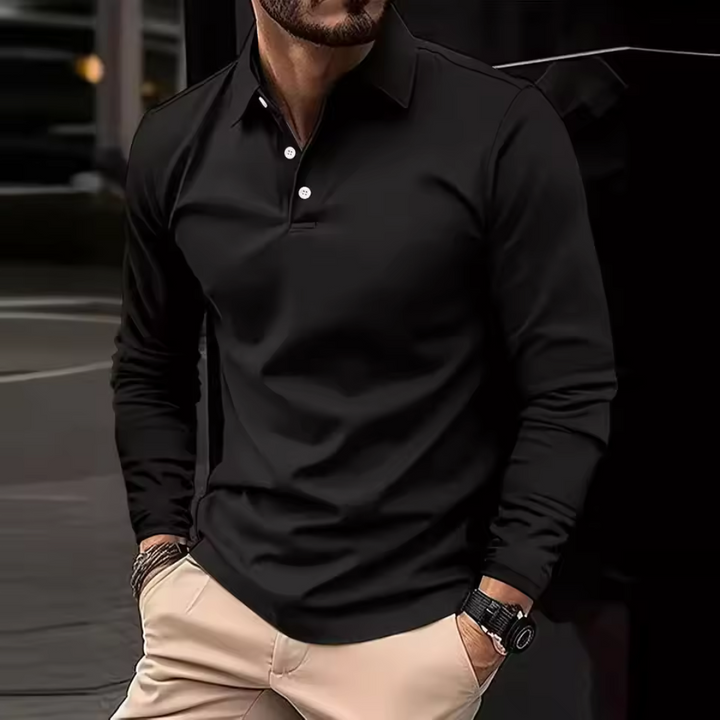 Męska koszula z długim rękawem w casualowym stylu prezentowana na modelu