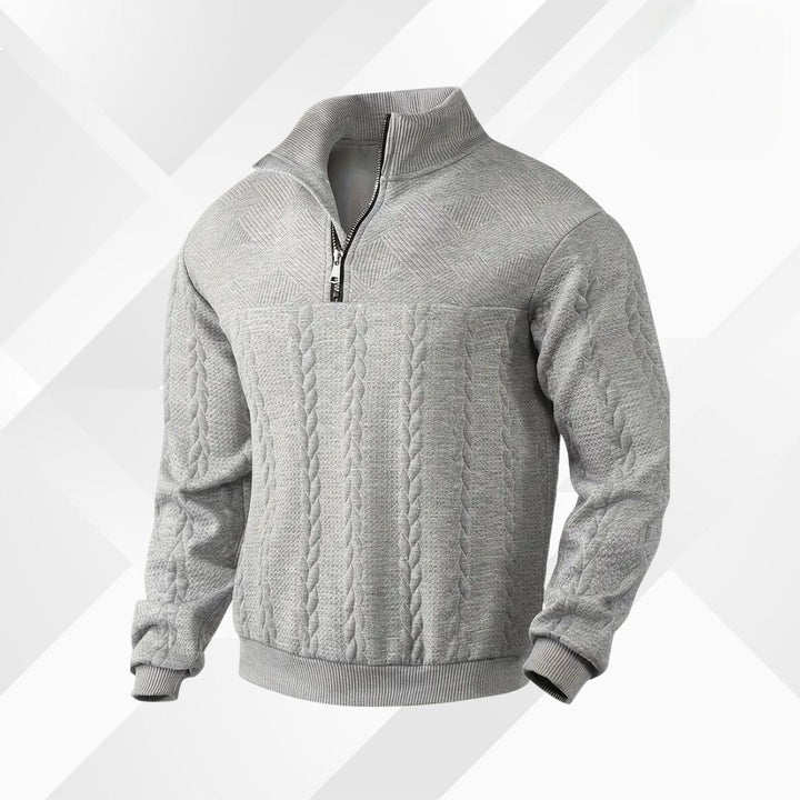 Stylowy zimowy sweter męski w warkocze w ujęciu z profilu na manekinie